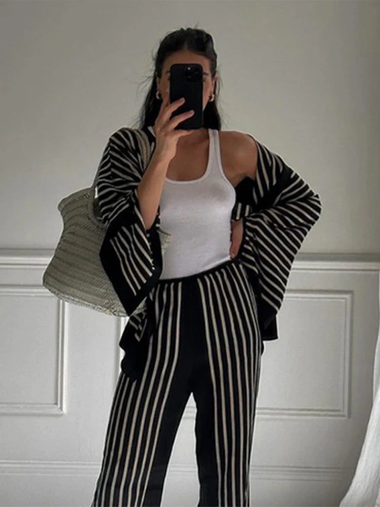 Casual Loose Striped Shirts Women Single Breasted Long Flare Sleeve O-neck Blouses 2024 Autumn New Female All-match Street Tops.